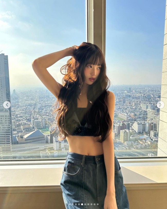 Pada Selasa (9/1/2024), Jang Wonyoung IVE membagikan fotonya memakai bralette dari koleksi upcycled Miu Miu. Dengan tambahan tanktop berwarna hitam. Foto: dok. Instagram @for_everyoung10