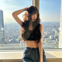 Pada Selasa (9/1/2024), Jang Wonyoung IVE membagikan fotonya memakai bralette dari koleksi upcycled Miu Miu. Dengan tambahan tanktop berwarna hitam. Foto: dok. Instagram @for_everyoung10