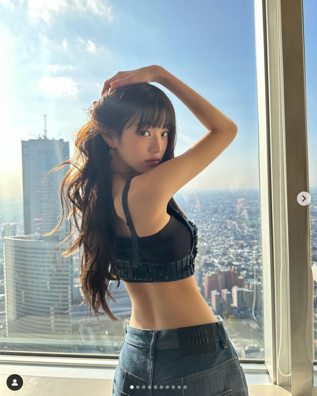 Jang Wonyoung IVE rutin melakukan pilates dan menjaga pola makannya. Tak mengherankan jika pesona Jang Wonyoung terlihat unreal di dunia nyata. Dia dianggap memiliki body goals bagi para kaum wanita. Foto: dok. Instagram @for_everyoung10