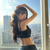 Jang Wonyoung IVE rutin melakukan pilates dan menjaga pola makannya. Tak mengherankan jika pesona Jang Wonyoung terlihat unreal di dunia nyata. Dia dianggap memiliki body goals bagi para kaum wanita. Foto: dok. Instagram @for_everyoung10