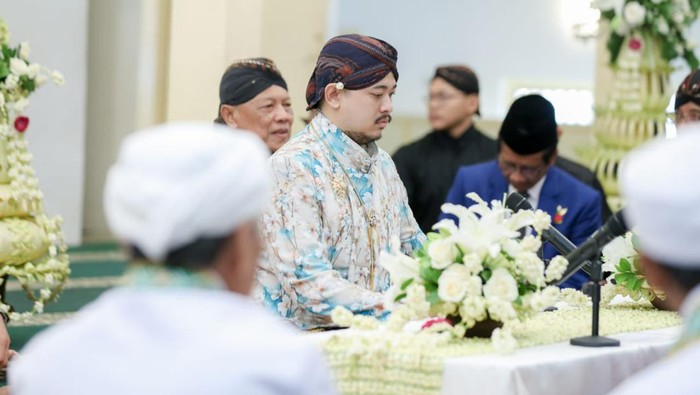 Prosesi akad nikah kedua mempelai.
