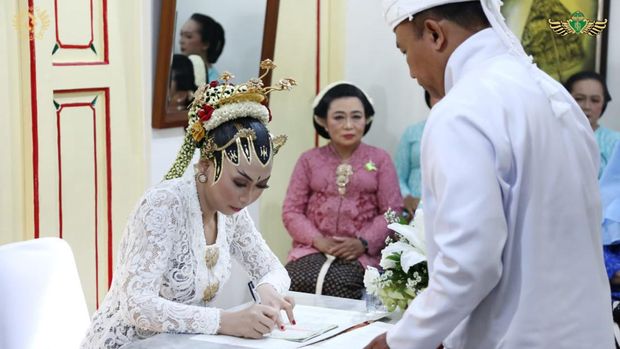 Prosesi akad nikah kedua mempelai.