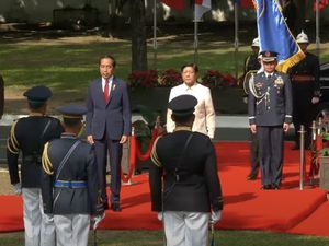 Berdasi Merah, Jokowi Bertemu Presiden Filipina Bongbong Marcos
