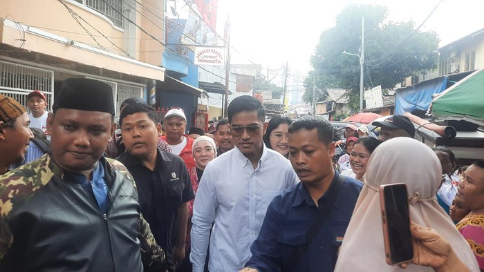 Ketua Umum Partai Solidaritas Indonesia (Ketum PSI) Kaesang Pangarep menggelar pasar murah di kawasan Petamburan, Jakarta Pusat,  Rabu (10/1/2024). Ia memberikan subsidi sembako seharga Rp 15 ribu.
