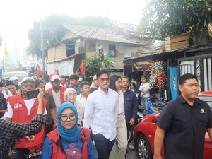 Kaesang Bagi-bagi Sembako Tebus Murah di Petamburan Jakpus