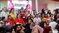 Kedatangan Kaesang disambut antusias oleh warga Kebayoran Lama.