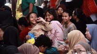 Anak-anak juga terlihat hadir.