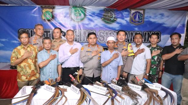 Kapolda Metro Jaya Irjen Karyoto meminta orang tua untuk mengawasi anak-anak agar tak terjerumus tawuran.