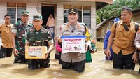 Foto: Kapolda Riau Irjen Mohammad Iqbal distribusikan bantuan ke masyarakat korban banjir di Riau. (Dok Humas Polda Riau)