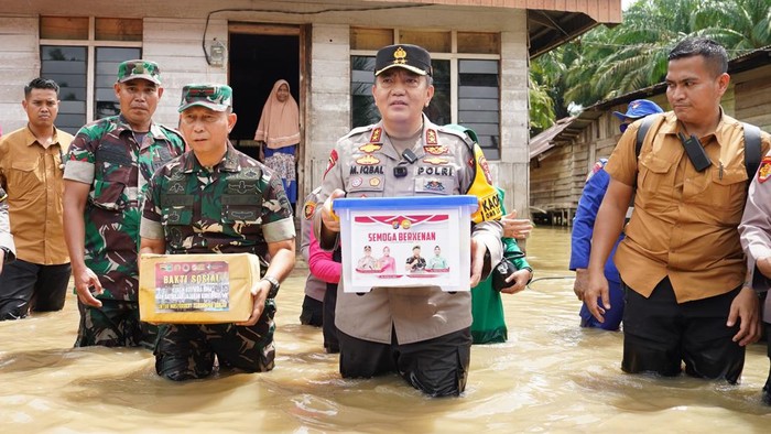 Kapolda Riau Irjen Mohammad Iqbal distribusikan bantuan ke masyarakat korban banjir di Riau. (Dok Humas Polda Riau)