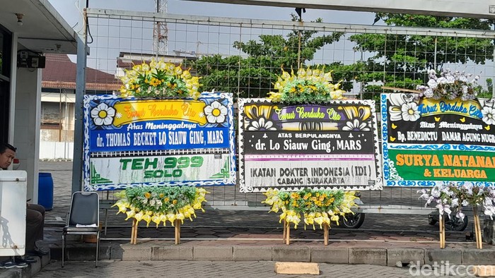 Karangan bunga duka cita dari Wali Kota dan Wakil Wali Kota Solo untuk Dokter Lo di Thiong Ting, Rabu (10/1/2024).