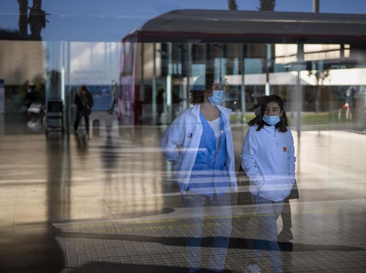 Kasus Flu Meningkat, Spanyol Kaji Penggunaan Masker di Faskes