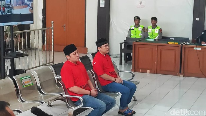 Kedua terdakwa kasus pembunuhan adik Bupati Muratara Devi Suhartoni, M Abadi dalam persidangan