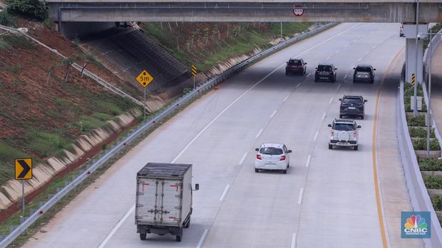 Kendaraan melintasi ruas tol Cinere-Serpong Seksi 2 ruas Pamulang-Cinere di kawasan Depok, Jawa Barat, Rabu (10/1/2024). (CNBC Indonesia/Faisal Rahman)
