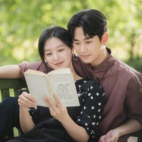 Seiring perkembangan episode Queen of Tears, Kim Soo Hyun dan Kim Ji Won mulai menunjukkan kemesraan. Foto: dok. tvN