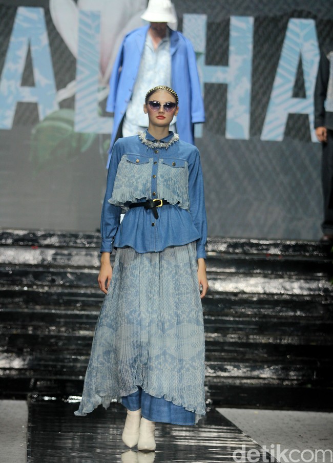 Fashion show brand hijab Nawasana menampilkan koleksi terbarunya yang mengangkat tema Garden Reveire Raya 2024 Collection bertempat di The Half Patiunus, Kebayoran Baru, Jakarta Selatan, Rabu [10/1/2024]. Foto: Mohammad Abduh/detikcom.