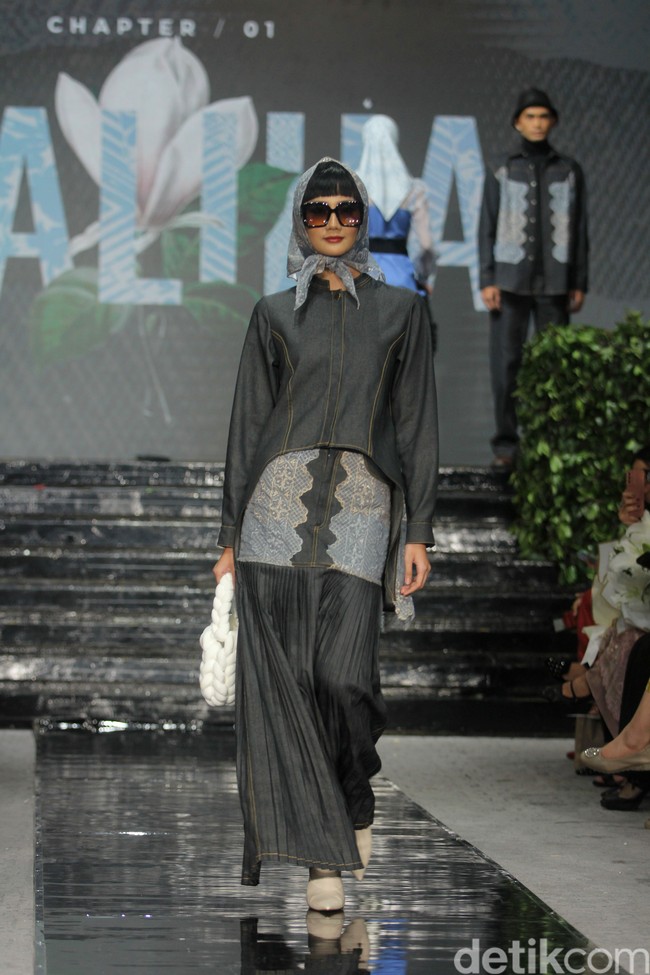 Fashion show brand hijab Nawasana menampilkan koleksi terbarunya yang mengangkat tema Garden Reveire Raya 2024 Collection bertempat di The Half Patiunus, Kebayoran Baru, Jakarta Selatan, Rabu [10/1/2024]. Foto: Mohammad Abduh/detikcom.