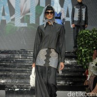 Fashion show brand hijab Nawasana menampilkan koleksi terbarunya yang mengangkat tema Garden Reveire Raya 2024 Collection bertempat di The Half Patiunus, Kebayoran Baru, Jakarta Selatan, Rabu [10/1/2024]. Foto: Mohammad Abduh/detikcom.