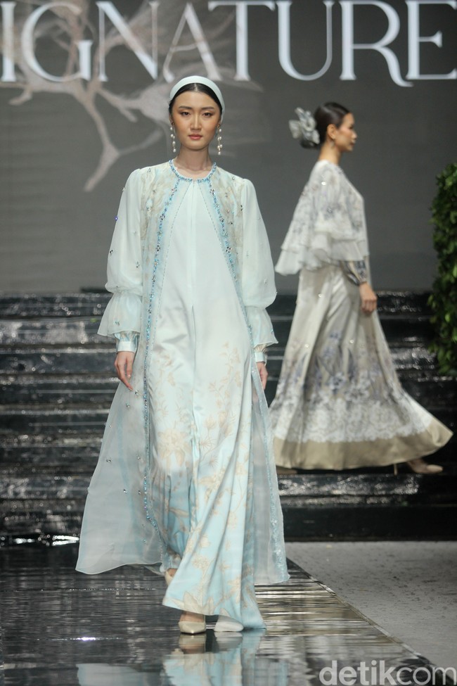 Fashion show brand hijab Nawasana menampilkan koleksi terbarunya yang mengangkat tema Garden Reveire Raya 2024 Collection bertempat di The Half Patiunus, Kebayoran Baru, Jakarta Selatan, Rabu [10/1/2024]. Foto: Mohammad Abduh/detikcom.