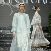 Fashion show brand hijab Nawasana menampilkan koleksi terbarunya yang mengangkat tema Garden Reveire Raya 2024 Collection bertempat di The Half Patiunus, Kebayoran Baru, Jakarta Selatan, Rabu [10/1/2024]. Foto: Mohammad Abduh/detikcom.