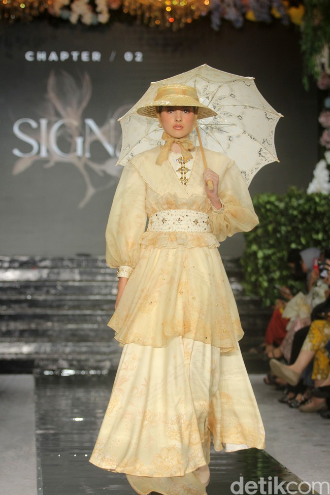 Fashion show brand hijab Nawasana menampilkan koleksi terbarunya yang mengangkat tema Garden Reveire Raya 2024 Collection bertempat di The Half Patiunus, Kebayoran Baru, Jakarta Selatan, Rabu [10/1/2024]. Foto: Mohammad Abduh/detikcom.