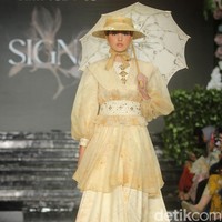 Fashion show brand hijab Nawasana menampilkan koleksi terbarunya yang mengangkat tema Garden Reveire Raya 2024 Collection bertempat di The Half Patiunus, Kebayoran Baru, Jakarta Selatan, Rabu [10/1/2024]. Foto: Mohammad Abduh/detikcom.