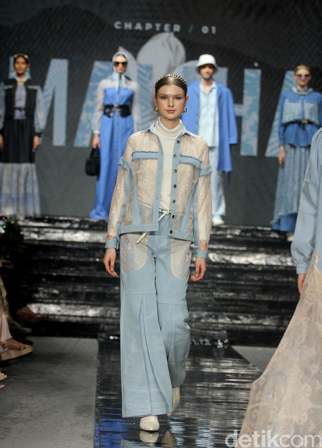 Fashion show brand hijab Nawasana menampilkan koleksi terbarunya yang mengangkat tema Garden Reveire Raya 2024 Collection bertempat di The Half Patiunus, Kebayoran Baru, Jakarta Selatan, Rabu [10/1/2024]. Foto: Mohammad Abduh/detikcom.