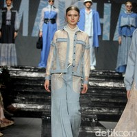 Fashion show brand hijab Nawasana menampilkan koleksi terbarunya yang mengangkat tema Garden Reveire Raya 2024 Collection bertempat di The Half Patiunus, Kebayoran Baru, Jakarta Selatan, Rabu [10/1/2024]. Foto: Mohammad Abduh/detikcom.