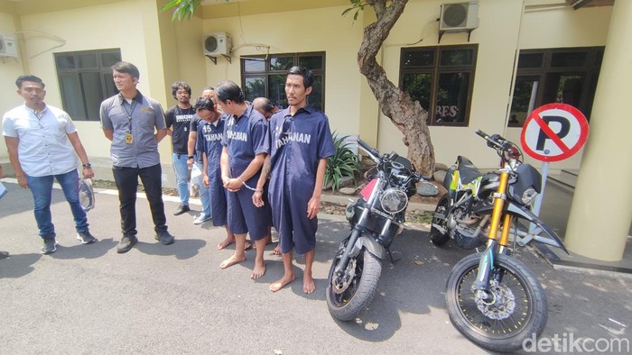 Komplotan maling motor beserta 2 alat bukti digelar di Polrestabes Semarang, Rabu (10/1/2024).