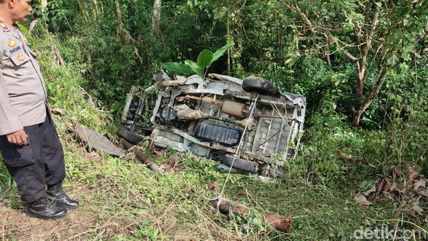 Kondisi mobil pikap terbalik di jurang setelah tertabrak kereta api di Ciamis