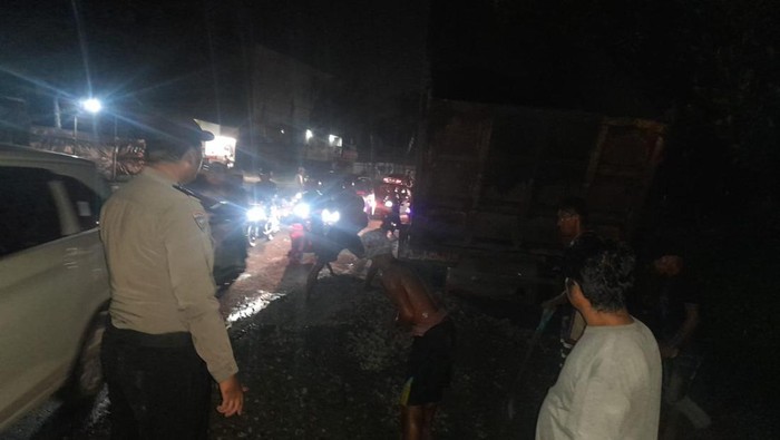 Lalu lintas di Jalan Raya Parung, Kemang, Kabupaten Bogor, Rabu (10/1/2024) malam macet imbas truk terguling.