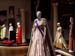 Replika Gaun Penobatan Ratu Elizabeth-Set Drama The Crown Bakal Dipamerkan
