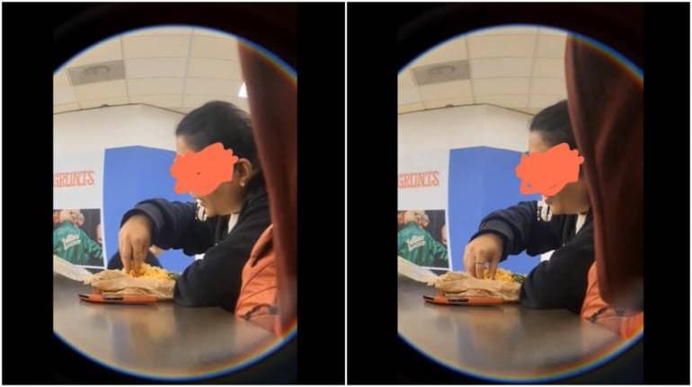 Lihat Wanita Makan Nasi Pake Tangan, Bule Amerika Ini Anggap Tidak Higienis