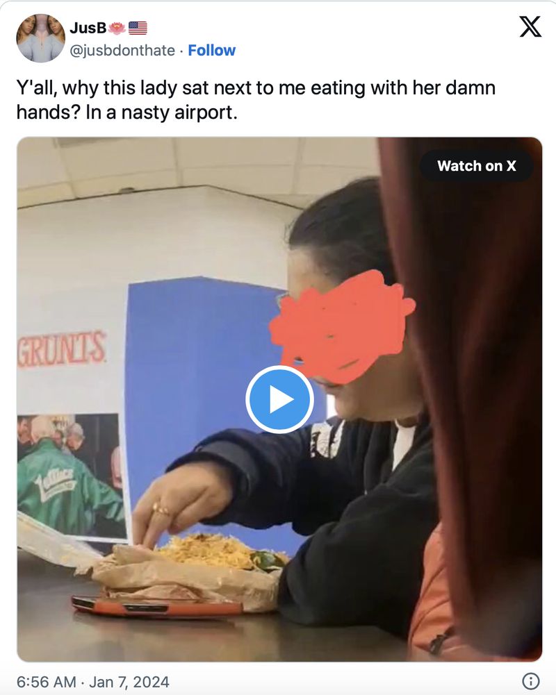 Lihatlah wanita ini makan nasi dengan tangannya, orang asing Amerika ini menganggapnya najis