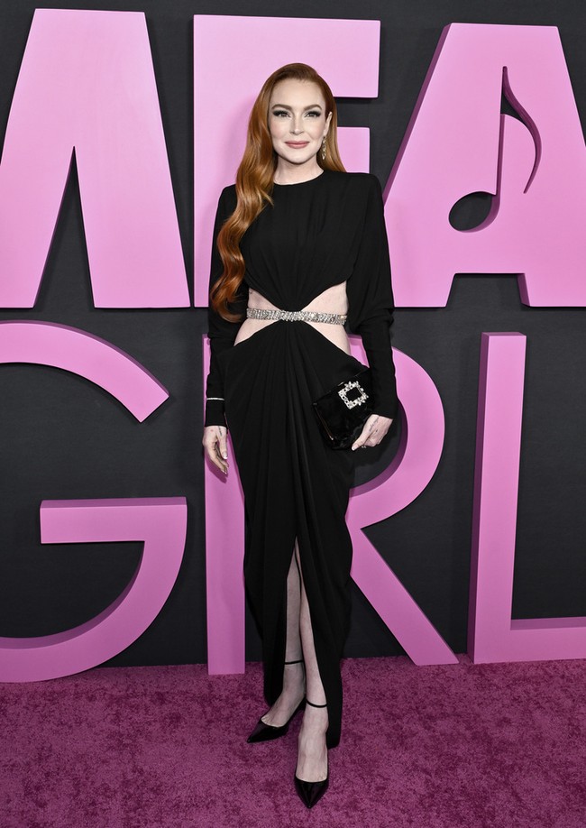 Hadir di red carpet, Lindsay Lohan tampak mengenakan gaun hitam rancangan Alexandre Vauthier Couture. Aktris 37 tahun ini memadukan gaunnya dengan clutch dan sepatu berwarna senada. Foto: Evan Agostini/Invision/AP/Evan Agostini