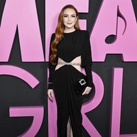 Hadir di red carpet, Lindsay Lohan tampak mengenakan gaun hitam rancangan Alexandre Vauthier Couture. Aktris 37 tahun ini memadukan gaunnya dengan clutch dan sepatu berwarna senada. Foto: Evan Agostini/Invision/AP/Evan Agostini