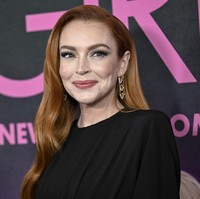 Rambut merahnya ditata bergelombang dan disampirkan ke kanan. Wanita yang akrab disapa Lilo ini merias wajahnya dengan makeup smokey eyes dan pulasan lipstik peach. Foto: Evan Agostini/Invision/AP/Evan Agostini