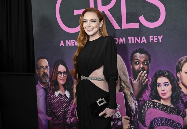 Gaun lengan panjang yang dikenakannya memiliki detail cut-out di bagian perut, dengan aksen belt kristal di bagian pinggang. Model gaun memperlihatkan perutnya yang rata. Foto: Evan Agostini/Invision/AP/Evan Agostini