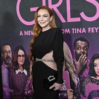 Gaun lengan panjang yang dikenakannya memiliki detail cut-out di bagian perut, dengan aksen belt kristal di bagian pinggang. Model gaun memperlihatkan perutnya yang rata. Foto: Evan Agostini/Invision/AP/Evan Agostini