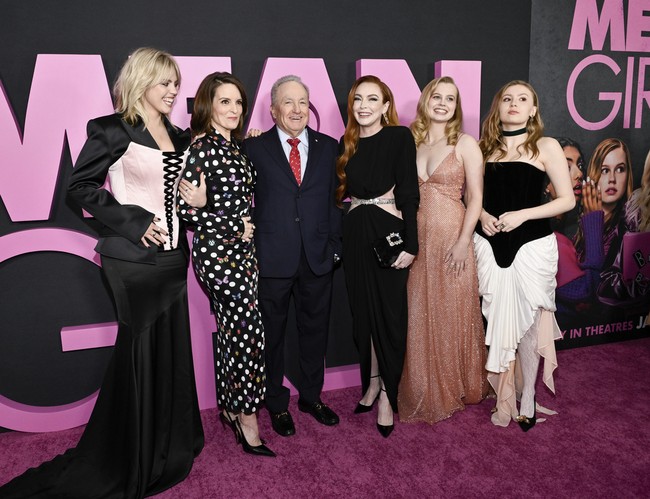 Sebagai pemain original ‘Mean Girls’ yang rilis pada 2004 silam, Lindsay Lohan ikut memeriahkan pemutaran perdana film versi musikal. Memiliki jalan cerita yang sama, film tentang persaingan remaja itu dibawakan dengan lantunan musik dan lagu. Foto: Evan Agostini/Invision/AP/Evan Agostini