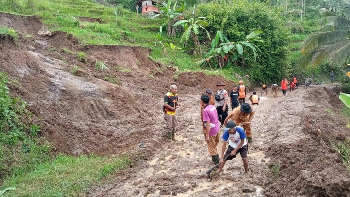Warga berjibaku membersihkan material longsor yang menutupi jalan di Ciamis.