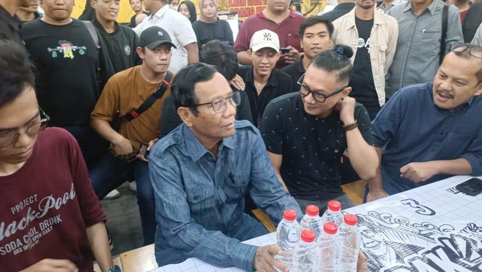 Mahfud Md di acara Tabrak Mahfud di salah satu Warkop Jalan Ngagel Madya, Gubeng, Surabaya.