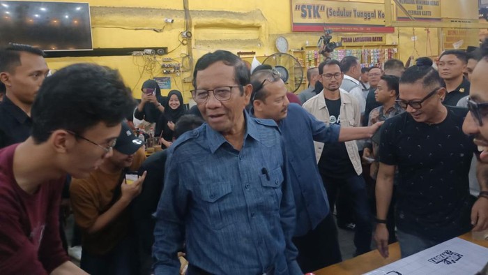 Mahfud Md di acara Tabrak Mahfud di salah satu Warkop Jalan Ngagel Madya, Gubeng, Surabaya.