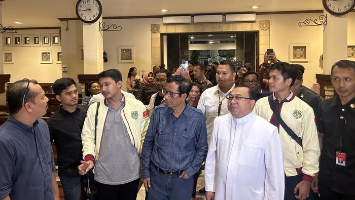 Mahfud Md saat kunjungi Gereja Santa Maria di Surabaya (Kadek/detikcom)