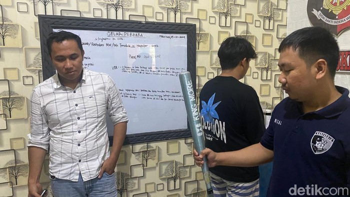 Pria berinisial IK (22) di Makassar, Sulawesi Selatan (Sulsel) ditangkap polisi gegara memukul rekannya bernama Farel (29) menggunakan tongkat baseball.