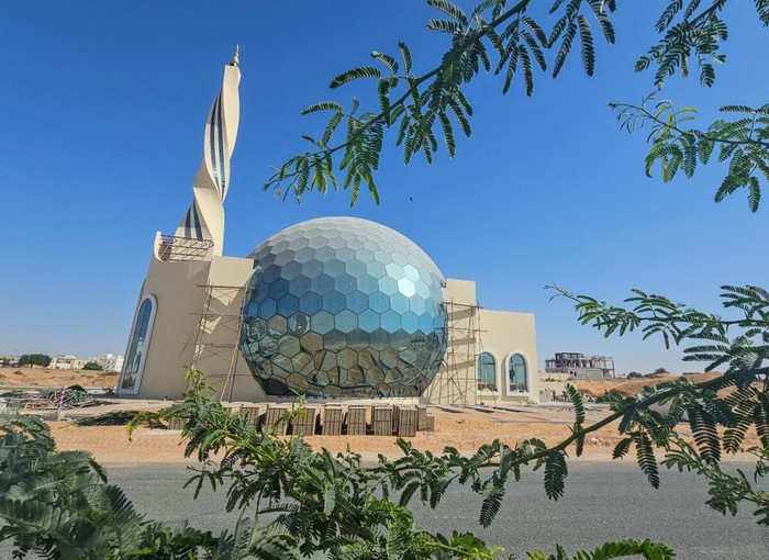 Masjid dengan kubah bola kaca di Sharjah, UEA