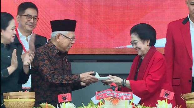 Wapres Ma'ruf Amin menerima potongan tumpeng pertama dari Ketum PDIP Megawati Soekarnoputri. Potongan tumpeng pertama yang diterima Ma'ruf itu dalam momen HUT ke-51 PDIP, Rabu (10/1/2024).