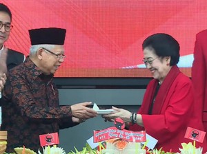 Megawati Beri Potongan Tumpeng Pertama HUT PDIP ke Maruf Amin