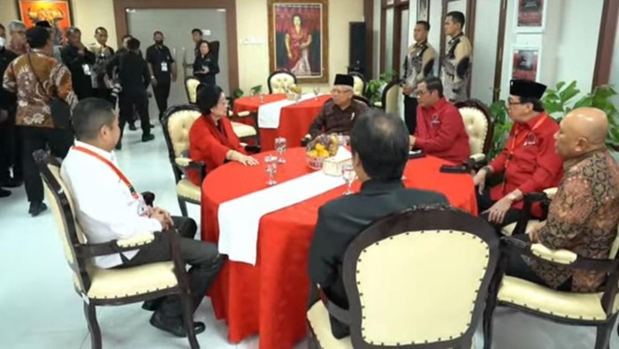 Ketua Umum PDIP Megawati Soekarnoputri Wakil Presiden Maruf Amin menghadiri HUT ke-51 PDIP. Megawati dan Maruf duduk dalam satu meja.

HUT ke-51 PDIP digelar di Sekolah Partai PDIP Lenteng Agung, Jakarta Selatan, Rabu (10/1/2024). Berdasarkan foto yang diterima detikcom, Megawati dan Maruf terlihat duduk semeja.