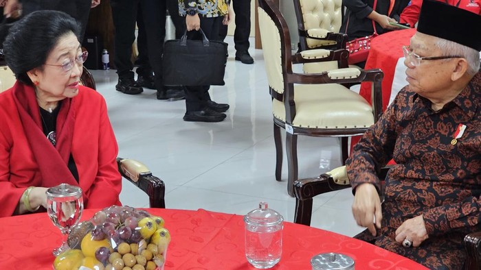 Ketua Umum PDIP Megawati Soekarnoputri Wakil Presiden Maruf Amin menghadiri HUT ke-51 PDIP. Megawati dan Maruf duduk dalam satu meja.

HUT ke-51 PDIP digelar di Sekolah Partai PDIP Lenteng Agung, Jakarta Selatan, Rabu (10/1/2024). Berdasarkan foto yang diterima detikcom, Megawati dan Maruf terlihat duduk semeja.